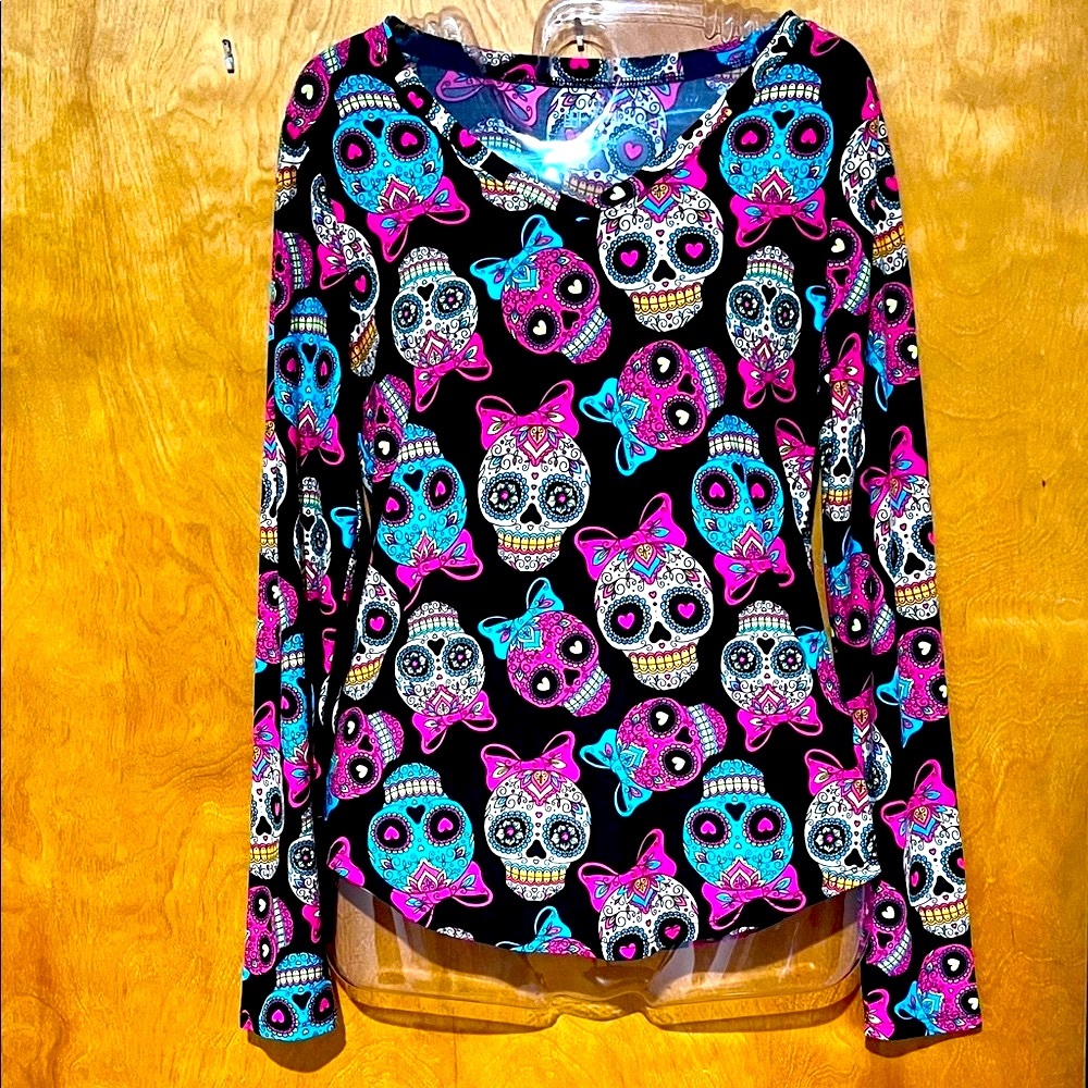 NWOT No Boundaries Women’s Black Top with Colorful Skull Print sz(M 7-9)